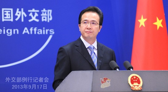Phát ngôn viên Bộ Ngoại giao Trung Quốc Hồng Lỗi tại cuộc họp báo ngày 17 tháng 9 năm 2013